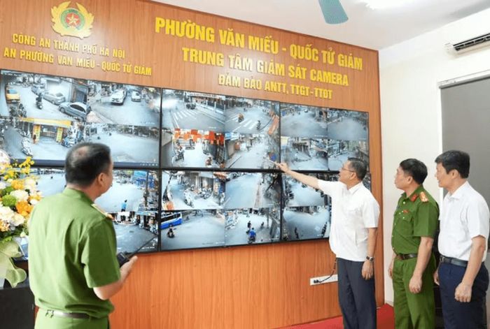 Hệ thống camera nhằm giám sát, hỗ trợ giải quyết các vấn đề còn tồn tại, các “điểm nghẽn” trong công tác quản lý đô thị. Ảnh: An Quyên