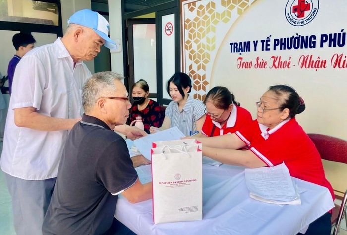 Nhiều phần quà ý nghĩa đã được địa phương và nhà hảo tâm trao tặng người có công. Ảnh: Tuệ Lâm