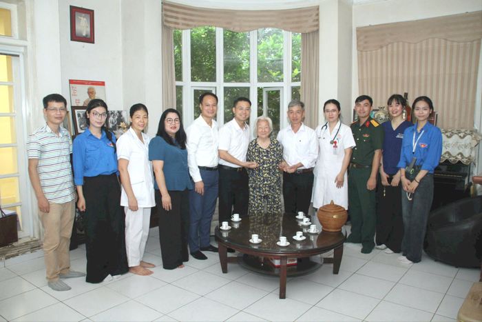 Đoàn công tác của phường Phú Thượng và đội ngũ y tế đến tận nhà thăm khám, chăm sóc sức khỏe cho cụ Phạm Thị Bắc. Ảnh: Hoàng Vũ