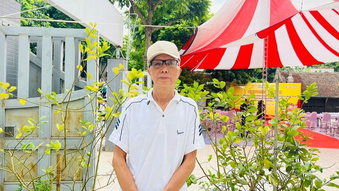Ông Hy Tuất, người có công ở tổ dân phố số 5, phường Phú Thượng. Ảnh: Tuệ Lâm
