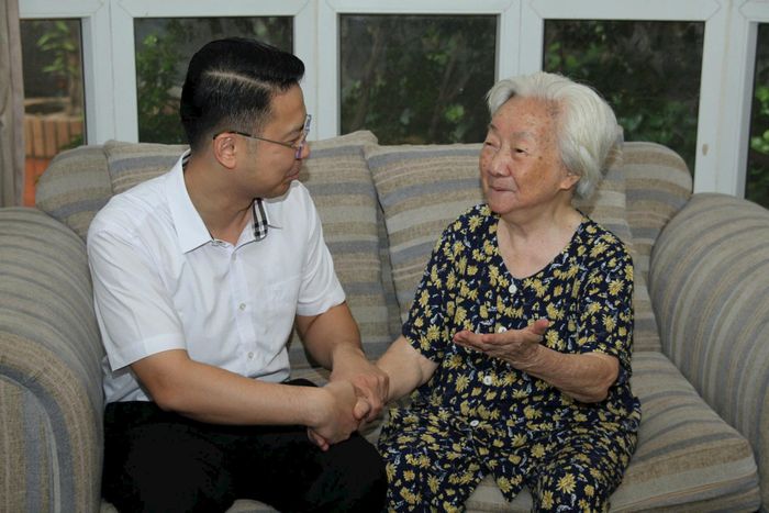 Phó Chủ tịch UBND phường Phú Thượng Bùi Thế Cường ân cần thăm hỏi sức khỏe cụ Phạm Thị Bắc, cán bộ tiền khởi nghĩa ở tổ dân phố 18. Ảnh: Hoàng Vũ