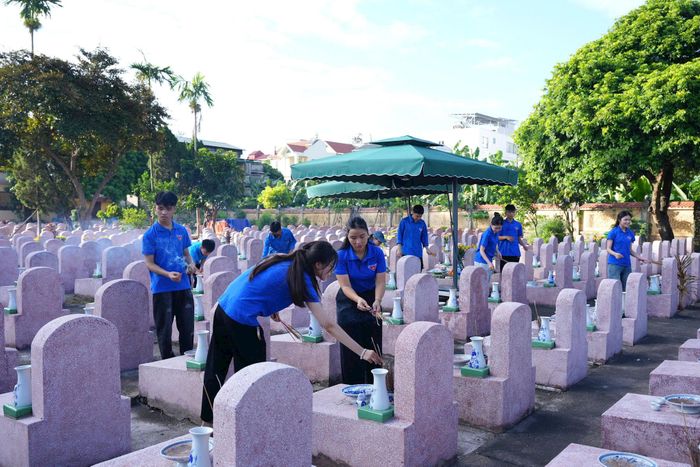 Các đoàn viên, thanh niên trên địa bàn tham gia tổng dọn vệ sinh khu vực nghĩa trang và đài tưởng niệm liệt sĩ Nghĩa trang liệt sĩ Yên Viên. Ảnh: Nguyễn Sơn