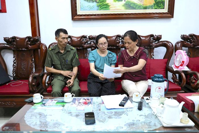 Tổ lấy ý kiến nhân dân thôn Lê Lợi (xã Vân Đình, Hà Nội) lấy ý kiến cử tri đại diện hộ gia đình. Ảnh: Lại Tấn