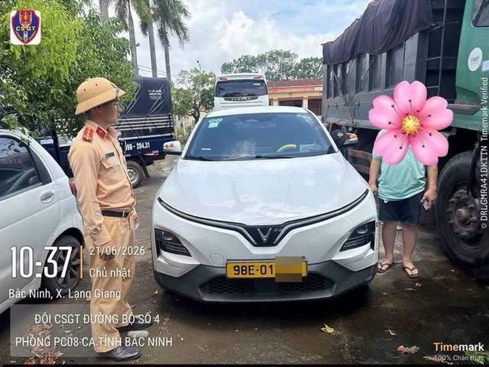 Tài xế cùng chiếc xe ô tô mang biển số giả bị cơ quan chức năng xử phạt. Ảnh: Cục CSGT
