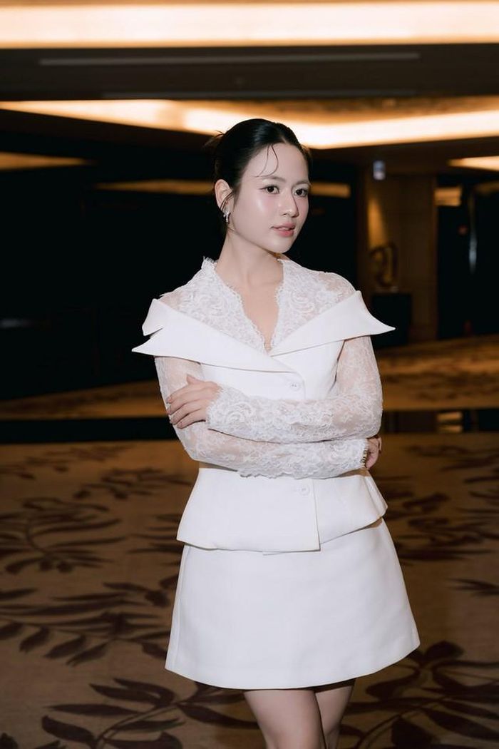Nếu trên phim Việt Hoa bụi bặm, biết đánh võ và có phần nam tính thì ngoài đời cô lại rất dịu dàng, nhẹ nhàng.