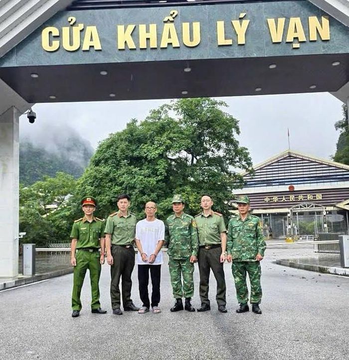 Các lực lượng phối hợp bắt giữ đối tượng truy nã đặc biệt nguy hiểm Phạm Xuân Cương.