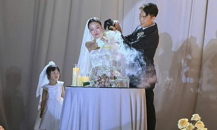 Con gái của cặp đôi - bé Little Daisy - cũng xuất hiện trong ngày đặc biệt của bố mẹ với nhiệm vụ mang nhẫn cưới lên sân khấu.