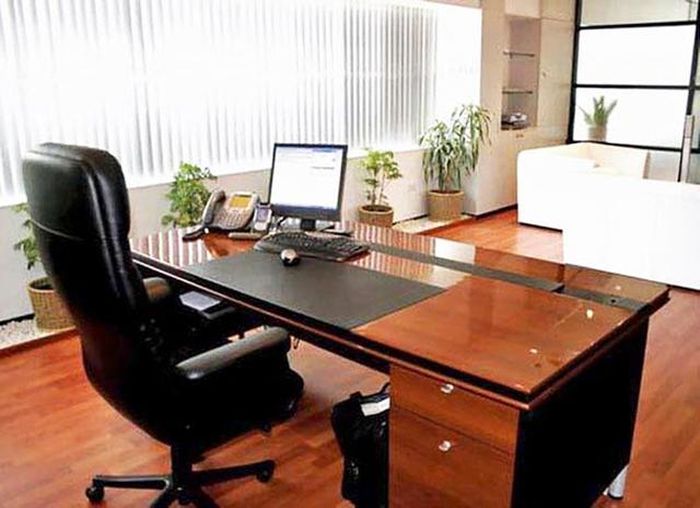 Tránh bố trí bàn giữa phòng khiến lưng trống trải, gây cảm giác bất an và giảm hiệu suất làm việc.