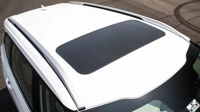 Là mẫu xe giá rẻ, phù hợp với gia đình nhưng vẫn được trang bị cửa sổ trời hiện đại trong phân khúc. Ảnh: Tổng hợp