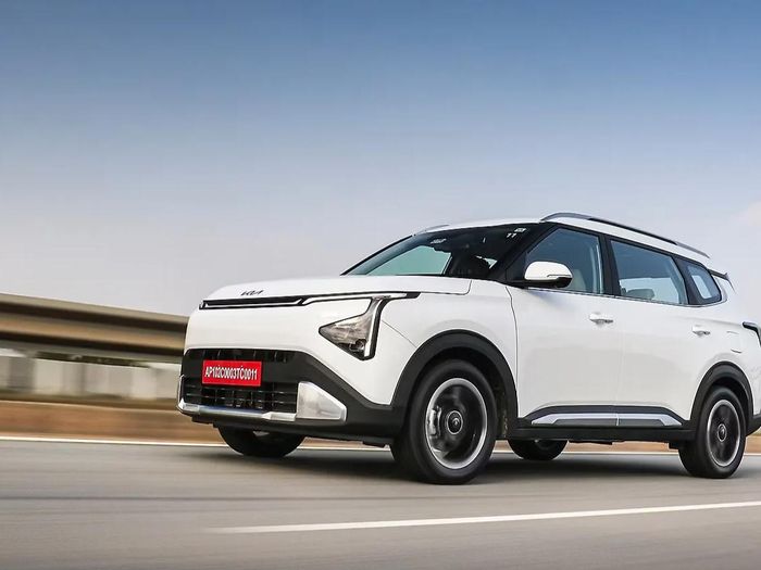 KIA Carens Clavis với giá bán quy đổi chỉ từ 320 triệu đồng tại thị trường Ấn Độ. Đây cũng được xem là mẫu MPV hiện đại, giúp "thổi luồng gió mới" trong phân khúc. Ảnh: Tổng hợp
