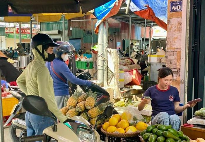 Dứa có hương vị thơm ngon, chứa nhiều vitamin C, tốt cho sức khỏe, giá cả lại bình dân nên được nhiều người tiêu dùng ưa chuộng.