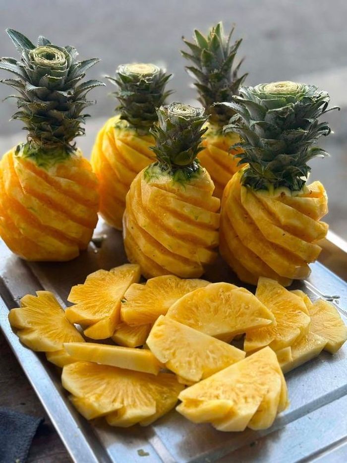 Để có thể mua được dứa ngon, người tiêu dùng có thể nhìn vào màu sắc, hình dáng, mắt dứa và mùi thơm…