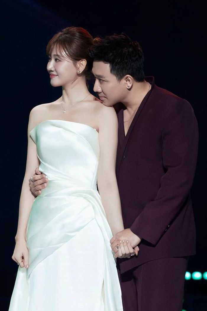 Cặp đôi luôn song hành và tình cảm bên nhau trong mọi sự kiện.