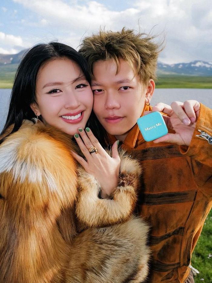 Quỳnh Anh Shyn bày tỏ hạnh phúc và khoe nhẫn cầu hôn với khán giả trên trang cá nhân. Cô nhận được nhiều lời chúc phúc từ người thân, bạn bè và đồng nghiệp showbiz.