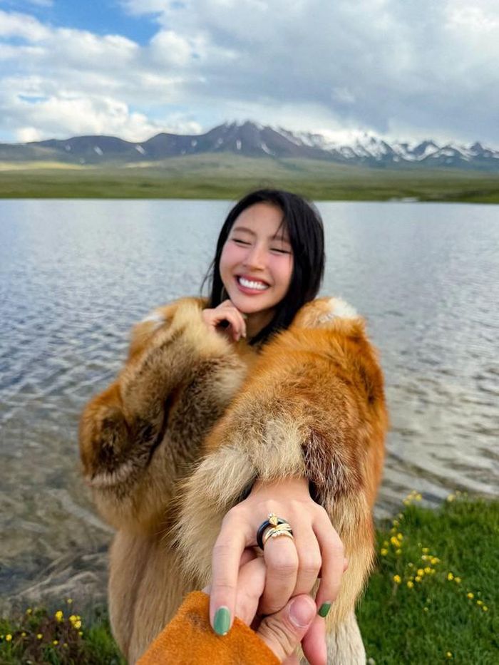 Stylist Nam Phùng trao nhẫn cầu hôn Quỳnh Anh Shyn tại Kyrgyzstan sau nhiều năm hẹn hò.