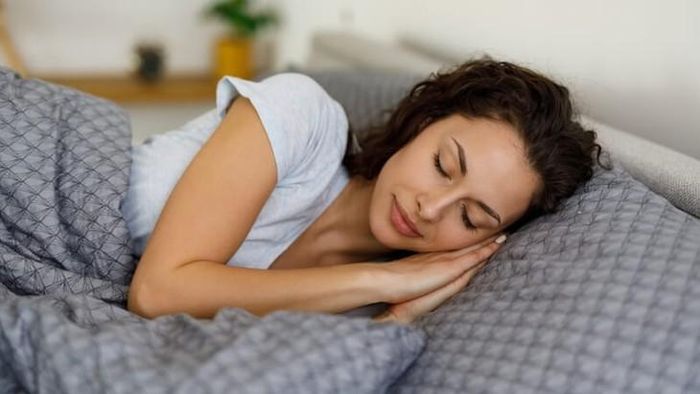 Ngủ đủ giấc không chỉ giúp làm đẹp da mà còn tiết ra nhiều hormone tăng trưởng (GH), đóng vai trò quan trọng trong quá trình phục hồi cơ bắp, chuyển hóa chất béo và duy trì khối cơ.