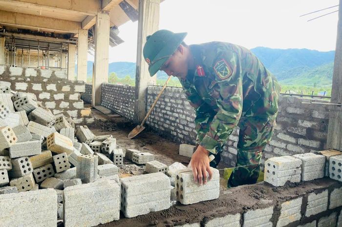 Trung sĩ Trần Văn Kiệt, chiến sĩ Tiểu đoàn 1, Trung đoàn 6, Bộ CHQS TP Huế chia sẻ, dù điều kiện thời tiết khắc nghiệt nhưng với trách nhiệm của người lính, anh cùng đồng đội sẽ nỗ lực hoàn thành tốt nhiệm vụ, góp phần giúp các em học sinh có môi trường học tập tốt hơn.