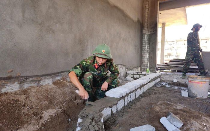 Đại úy Ngô Văn Lực, Chính trị viên phó Tiểu đoàn 1 cho biết, trước khi thực hiện nhiệm vụ, đơn vị tổ chức quán triệt, xây dựng quyết tâm cao cho cán bộ, chiến sĩ. Với tinh thần vượt khó và sức trẻ của lực lượng thanh niên, đơn vị quyết tâm phối hợp với các lực lượng thi công đẩy nhanh tiến độ, hoàn thành công trình đúng kế hoạch để đưa trường học vào hoạt động.