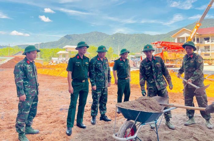 Thượng tá Tạ Văn Tú, Chính ủy Trung đoàn 6 cho biết, đơn vị huy động 50 cán bộ, chiến sĩ tham gia xây dựng trường học liên cấp tại xã A Lưới 4 từ ngày 12/6 đến 30/7.
