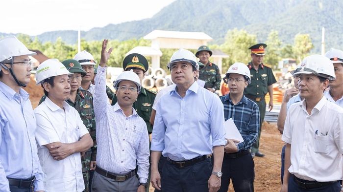 Kiểm tra trực tiếp tại 2 công trường mới đây, ông Nguyễn Khắc Toàn, Chủ tịch UBND TP Huế yêu cầu các sở, ngành, địa phương, chủ đầu tư và nhà thầu thi công tập trung cao độ, nêu cao tinh thần trách nhiệm, hưởng ứng đợt cao điểm "40 ngày đêm tăng tốc, về đích". Huy động tối đa nhân lực, phương tiện, thiết bị, tổ chức thi công khoa học, linh hoạt, quyết liệt, phấn đấu hoàn thành các trường phổ thông nội trú liên cấp tiểu học và trung học cơ sở tại các xã biên giới A Lưới 3 và A Lưới 4 trước ngày 30/7, bảo đảm chất lượng, an toàn, mỹ thuật và hiệu quả đầu tư.