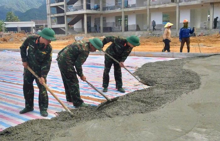 Từ việc dọn dẹp mặt bằng, chỉnh trang công trường đến tham gia đổ bê tông, xây dựng các hạng mục công trình, mọi nhiệm vụ đều được cán bộ, chiến sĩ thực hiện với tinh thần trách nhiệm cao.
