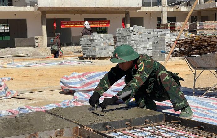 Với mong muốn góp phần sớm mang đến môi trường học tập khang trang cho con em đồng bào dân tộc vùng biên giới, ngay từ những ngày đầu ra quân, lực lượng tham gia đã bắt tay vào công việc với quyết tâm cao nhất.