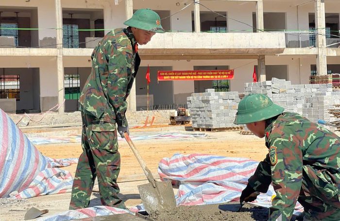 Xác định đây không chỉ là công trình giáo dục mà còn là giải pháp lâu dài nhằm tạo điều kiện học tập ổn định cho học sinh vùng đồng bào dân tộc thiểu số, góp phần nâng cao dân trí, phát triển nguồn nhân lực và củng cố quốc phòng, an ninh khu vực biên giới, Bộ CHQS TP Huế quán triệt cán bộ, chiến sĩ an tâm tư tưởng, sẵn sàng nhận và hoàn thành tốt nhiệm vụ được giao.