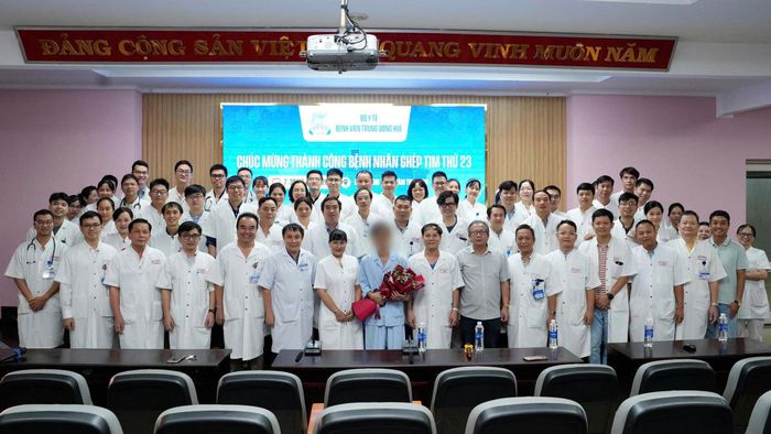 Các bác sĩ chúc mừng bệnh nhân ghép tim xuất viện.