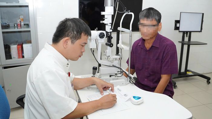 Bệnh nhân hồi phục sau khi được ghép giác mạc.