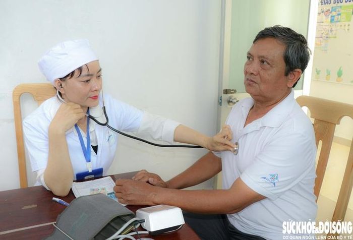 Bác sĩ Nguyễn Thị Chiên – Giám đốc Trạm Y tế phường Ba Ngòi khám bệnh cho ông Trần Việt Cường. Ảnh: Duy Ngọc.
