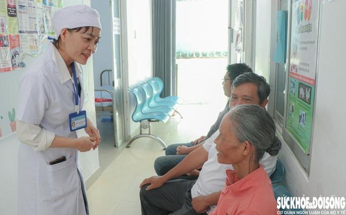 Bác sĩ Nguyễn Thị Chiên – Giám đốc Trạm Y tế phường Ba Ngòi ân cần thăm hỏi, tư vấn khám bệnh cho bà Mấu Thị Nhím (56 tuổi, người đồng bào dân tộc Raglai, ở tổ dân phố Giải Phóng). Ảnh: Duy Ngọc.