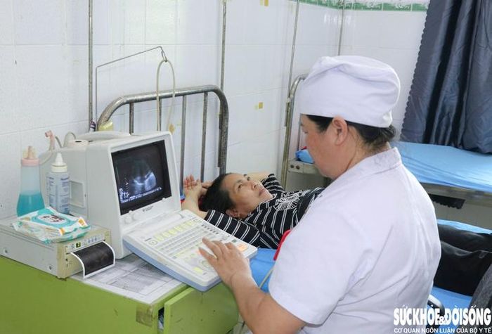 Bác sĩ Nguyễn Thị Trang - Phó Giám đốc Trạm Y tế phường Ba Ngòi thực hiện siêu âm kiểm tra sức khỏe cho người dân. Ảnh: Duy Ngọc.