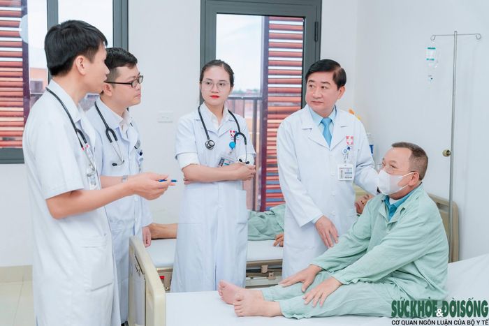 ThS.BS. Nguyễn Viết Bình – Phó Giám đốc Bệnh viện Ung bướu Nghệ An (thứ 4 từ trái sang) thăm khám, kiểm tra tình trạng sức khỏe cho bệnh nhân.