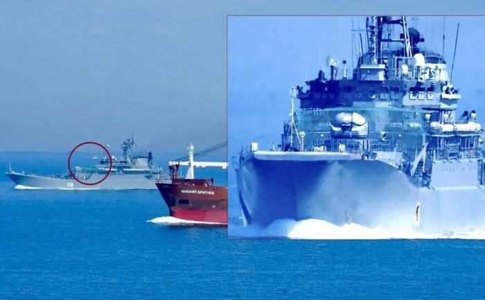 Bức ảnh ghi lại cảnh tàu đổ bộ cỡ lớn Aleksandr Shabalin thuộc Đề án 775 đang hộ tống tàu chở hàng Mikhail Britnev trên biển Baltic. (Nguồn: X)