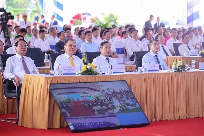 Thủ tướng Chính phủ Lê Minh Hưng và các đại biểu dự lễ khởi công đồng thời 5 tuyến đường sắt đô thị và 3 dự án nhà ở cho thuê trên địa bàn Hà Nội -