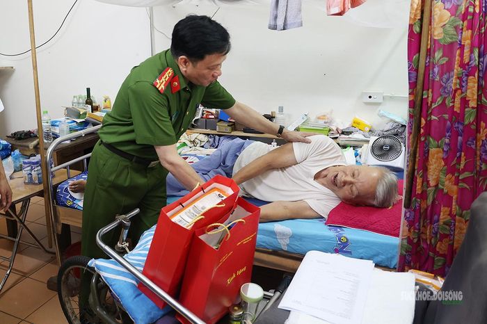 Đại tá Trần Đình Đức, Phó Tư lệnh Cảnh sát cơ động tặng quà thương binh tại Trung tâm Điều dưỡng thương binh Thuận Thành, tỉnh Bắc Ninh.