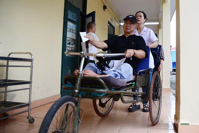 Nhân viên y tế hỗ trợ thương, bệnh binh di chuyển tới khu vực khám bệnh.