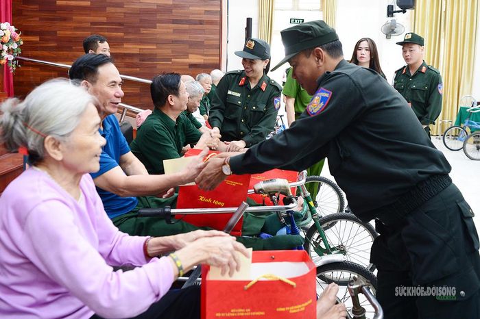 Những phần quà được trao tận tay, gửi gắm sự sẻ chia và lòng biết ơn.