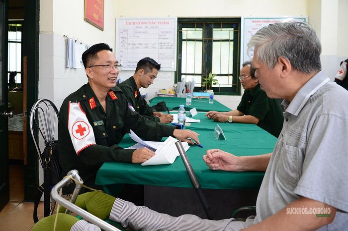 Bác sĩ quân y tư vấn sức khỏe, hướng dẫn điều trị cho thương binh.