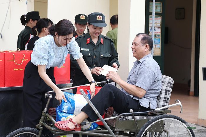 Đại diện đoàn công tác trao quà tới các thương, bệnh binh.