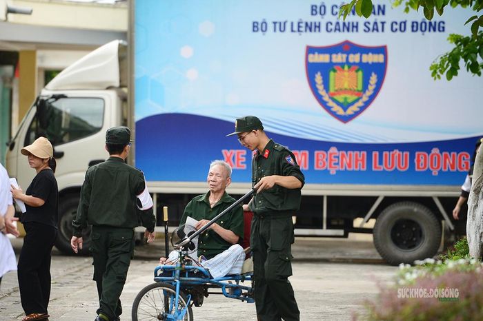 Các thương, bệnh binh được đưa tới khu vực khám bệnh.