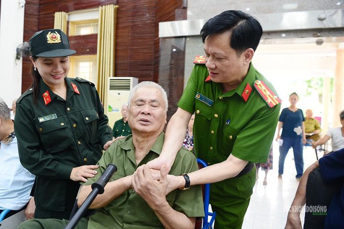 Những cái nắm tay, lời hỏi thăm mang theo tình cảm tri ân sâu nặng.