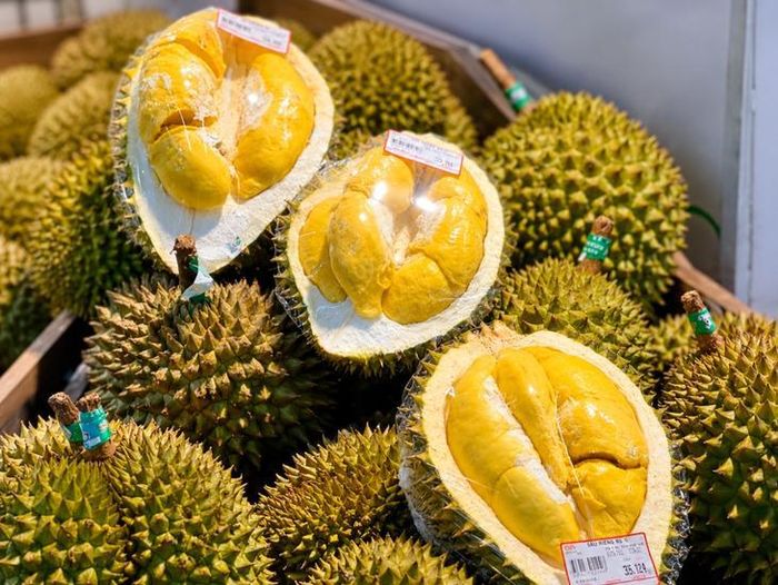 Sầu riêng được bán tại một siêu thị ở Hà Nội. Ảnh: Quỳnh Mai.