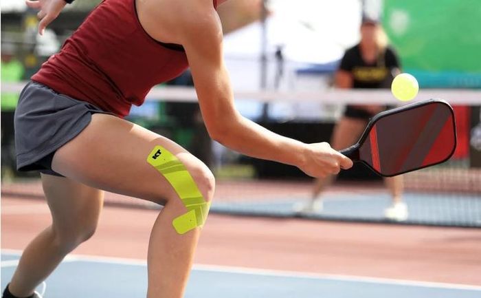 Trông nhẹ nhàng nhưng pickleball tiềm ẩn áp lực vận động cực lớn.