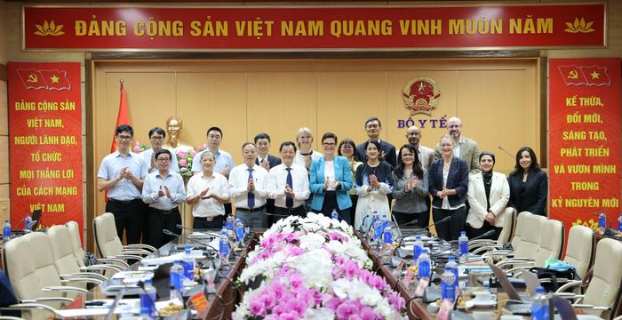 Thứ trưởng Bộ Y tế Nguyễn Tri Thức, TS. Angela Pratt, Trưởng đại diện WHO tại Việt Nam cùng các đại biểu.