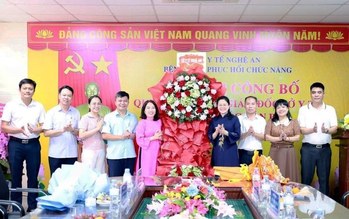Lãnh đạo Sở Y tế Nghệ An, Bệnh viện Phục hồi chức năng Nghệ An và các đơn vị chúc mừng ThS.BSCKII Lê Thị Chung được điều động, bổ nhiệm giữ chức Giám đốc Bệnh viện Phục hồi chức năng Nghệ An.