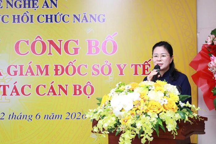 TS.BSCKII Lê Thị Hoài Chung - Giám đốc Sở Y tế Nghệ An phát biểu giao nhiệm vụ và chúc mừng ThS.BSCKII Lê Thị Chung được điều động, bổ nhiệm giữ chức Giám đốc Bệnh viện Phục hồi chức năng Nghệ An.