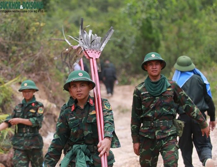 Giữa địa hình đồi núi hiểm trở và thời tiết nắng nóng gay gắt, lực lượng Quân đội tăng cường cơ động vào hiện trường cháy rừng tại xã Thiên Nhẫn, quyết tâm ngăn chặn đám cháy lan rộng.