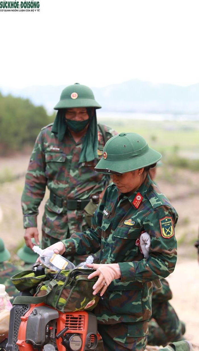 Trung tá, y sĩ Nguyễn Thị Hồng (Lữ đoàn Công binh 414) kiểm tra, chuẩn bị thuốc men và vật tư y tế tại hiện trường chữa cháy rừng ở xã Thiên Nhẫn để kịp thời chăm sóc sức khỏe cho cán bộ, chiến sĩ làm nhiệm vụ.