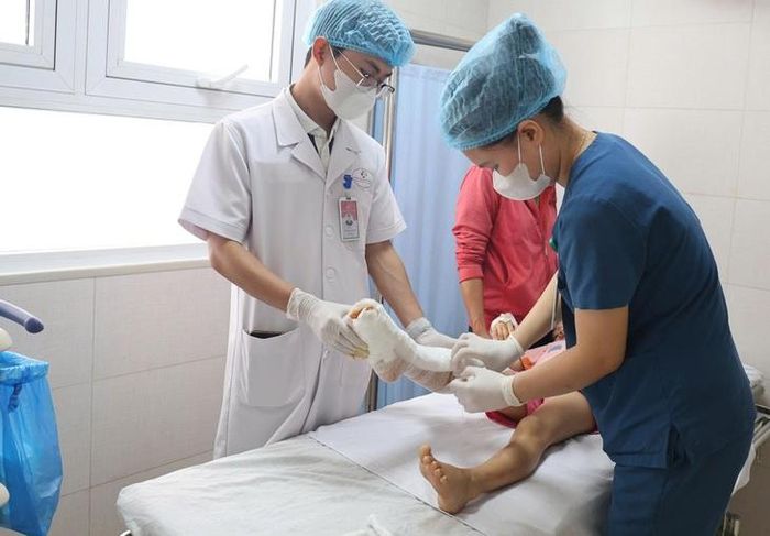 Nhiều trẻ gặp tai nạn thương tích cần phẫu thuật và điều trị dài ngày.